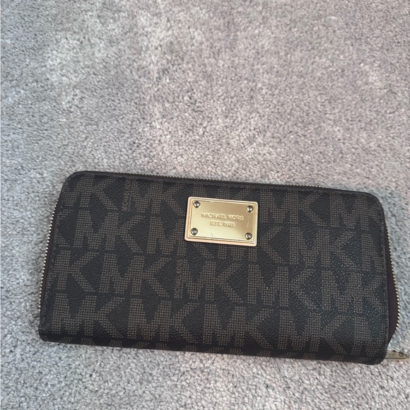 Michael Kors Fulton Large Logo Shoulder Bag with Large Wallet - Picture 14 of 14